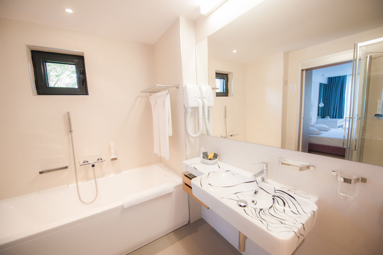 Bathroom 5, Hotel Melodia, Mangalia