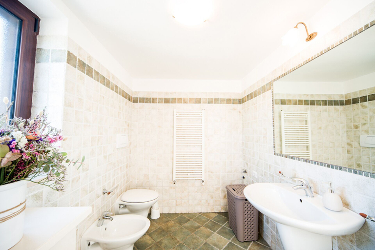 Bathroom 5, Trulli Nuova Aia Resort, Taranto