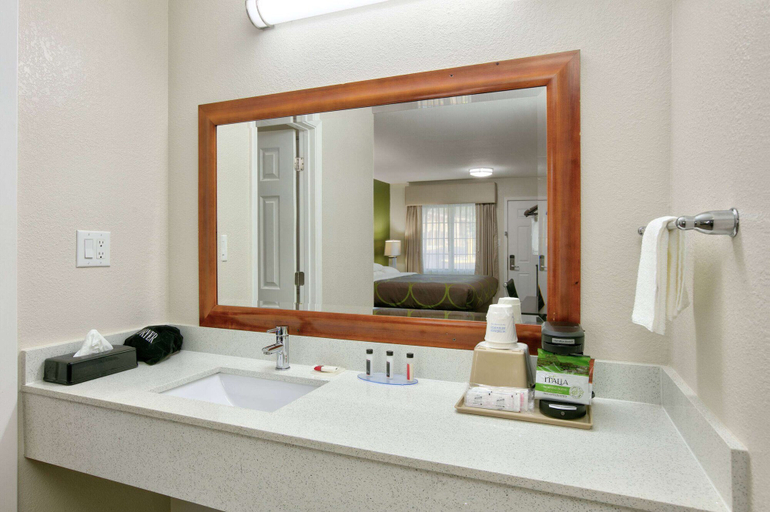 Bathroom 5, Super 8 by Wyndham Palestine, Anderson