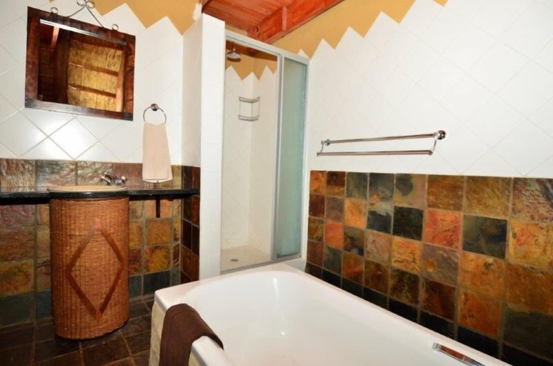 Bathroom, Letsatsi Game Lodge, Xhariep
