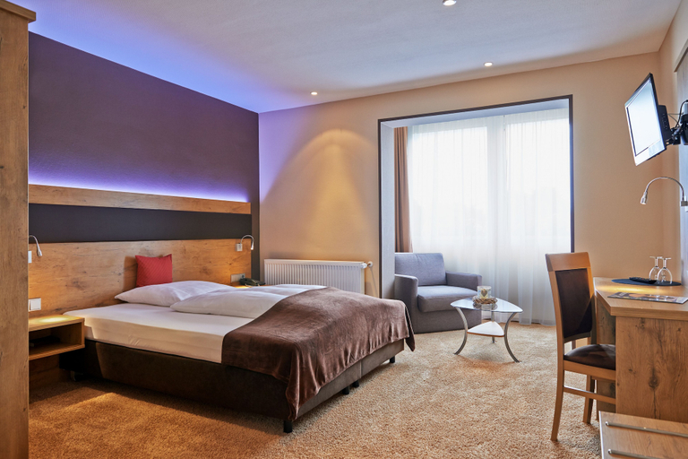 Bedroom 2, Hotel-Restaurant Zum Karpfen, Miltenberg