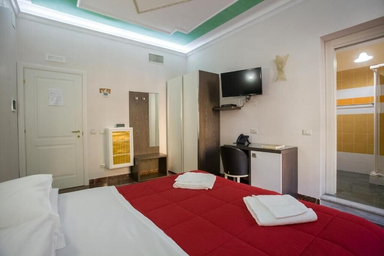 Bedroom 4, Anthony 47, Roma