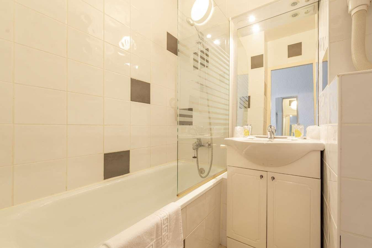 Bathroom 3, Brit Hotel Castres, Tarn