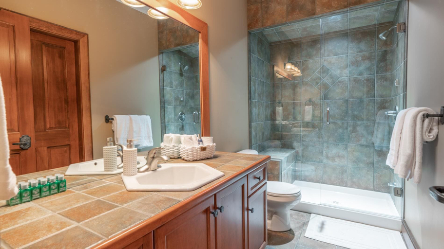 Bathroom 5, Mountain Time-spacious, Private Hot Tub,great View, Kootenay Boundary