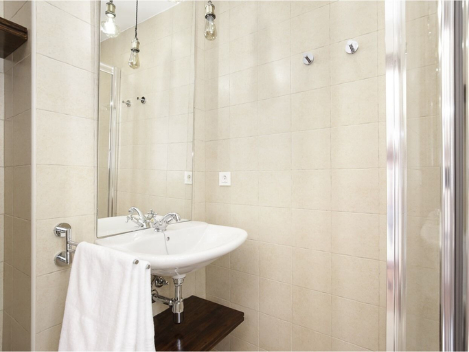 Bathroom 4, Weekendo, Granada
