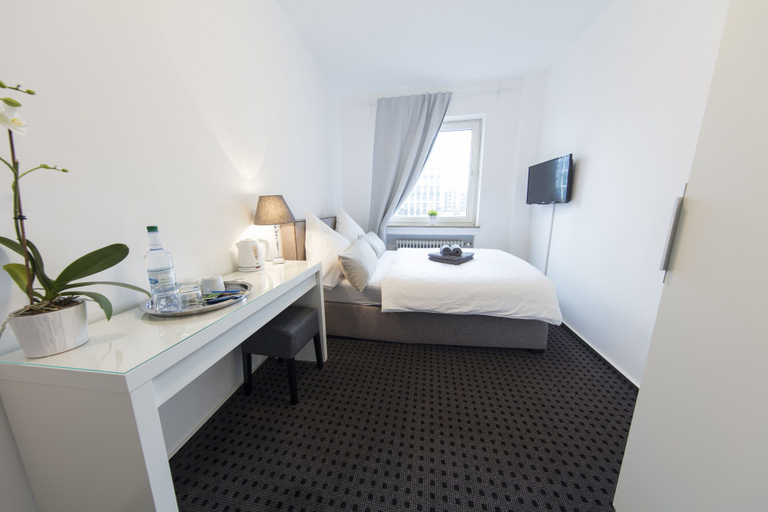 Bedroom 5, Berolina Haus, Düsseldorf
