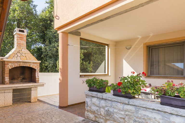 Others 5, Apartment 1985, Pula