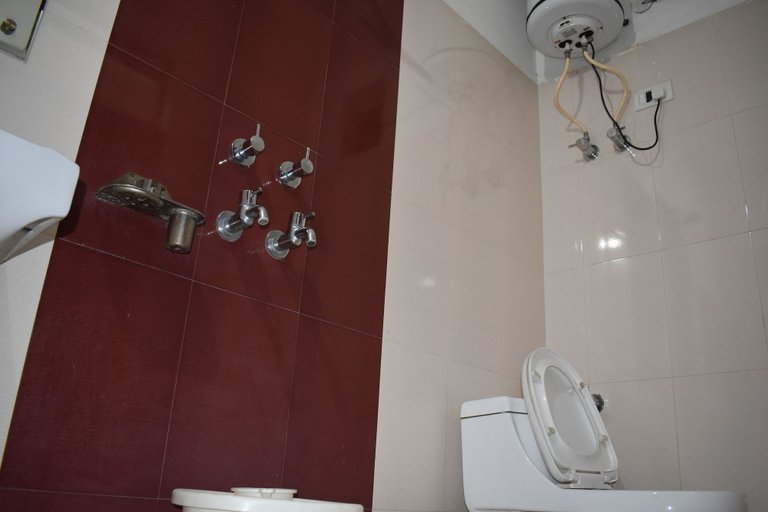 Bathroom 3, Hotel Devi Mahal, Reasi