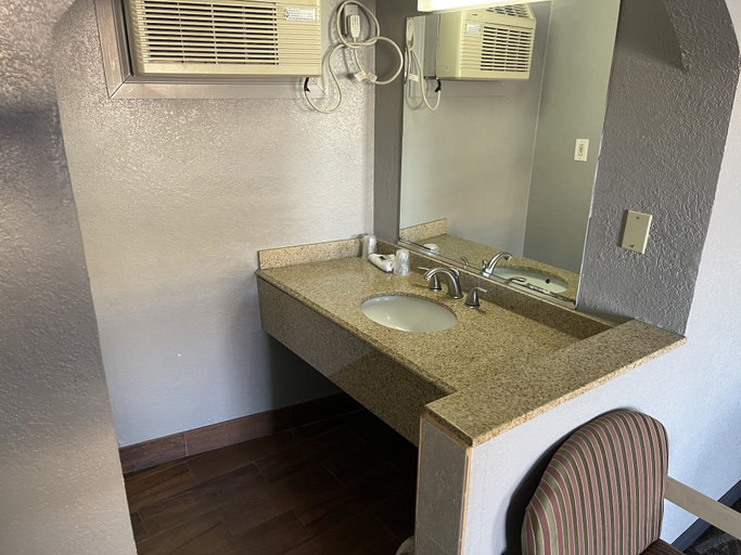 Bathroom 4, Sands Motel, Washington