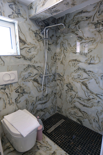 Bathroom 3, 3 Islands 2 Hotel, Sarandës