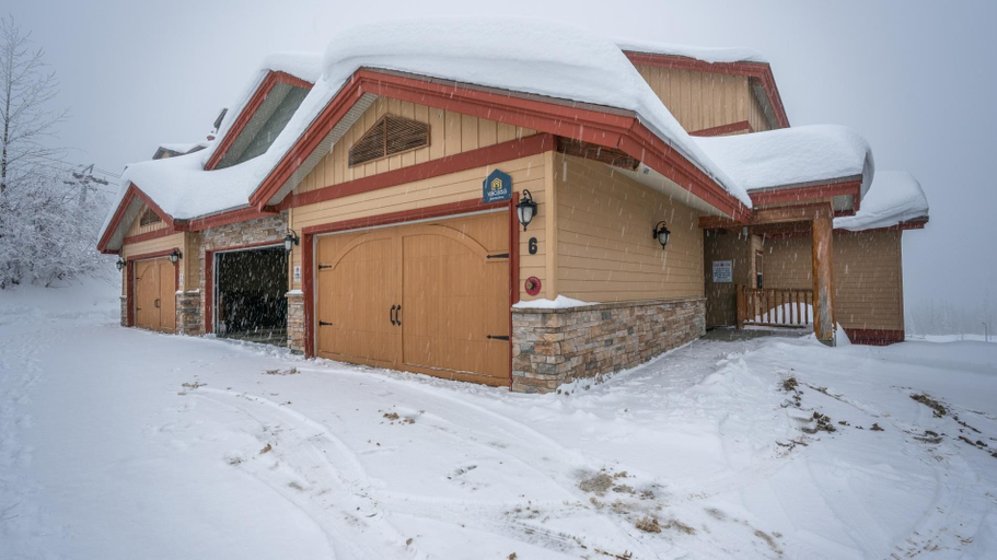 Exterior & Views 2, Mountain Time-spacious, Private Hot Tub,great View, Kootenay Boundary
