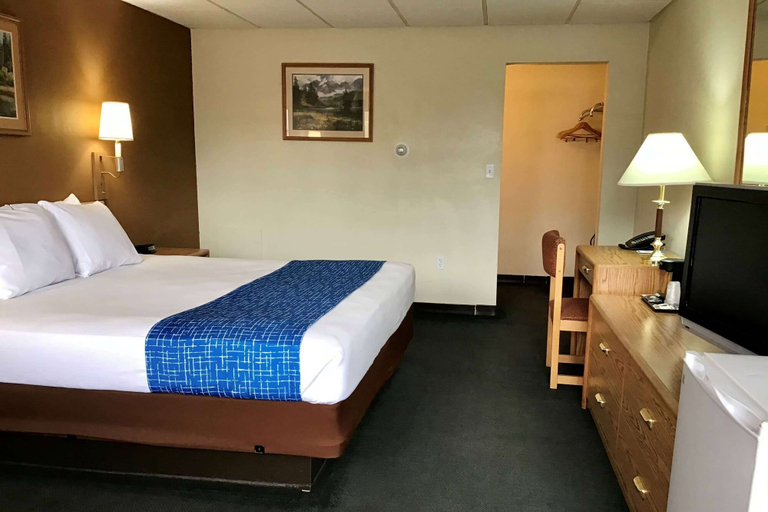 Bedroom 3, Travelodge by Wyndham Powell, Park