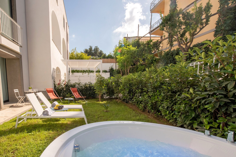 Outdoor spa tub 3, Luxury Suite with Garden and Jacuzzi, Napoli