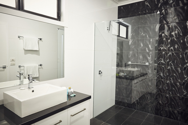 Bathroom 4, Junction Motel, Maryborough, C. Goldfields - M'borough