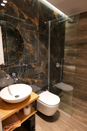 Bathroom 3, Hotel Alexander, Sarandës