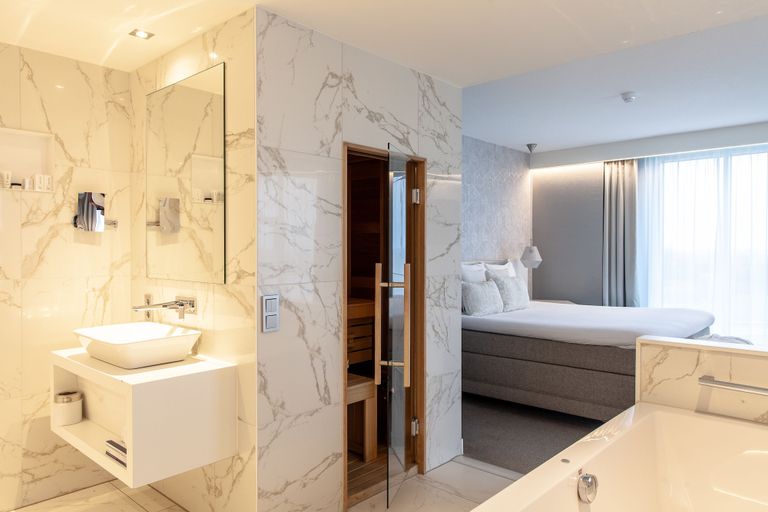 Bathroom 4, Van der Valk Hotel Groningen-Hoogkerk, Noordenveld