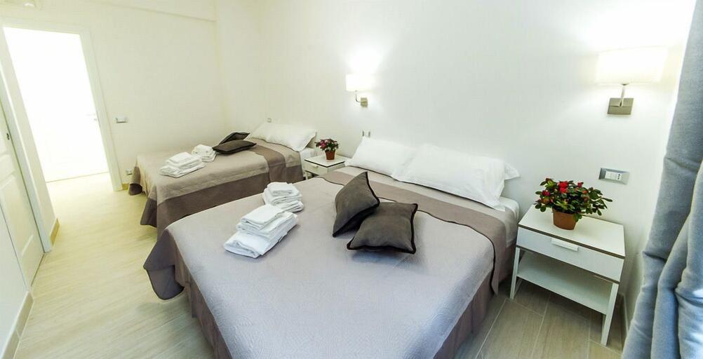 Bedroom 3, Mr. Charlie Brown, Rome