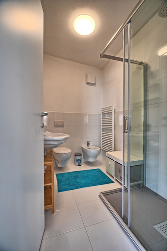 Bathroom 4, Marina Apartments, Lecco