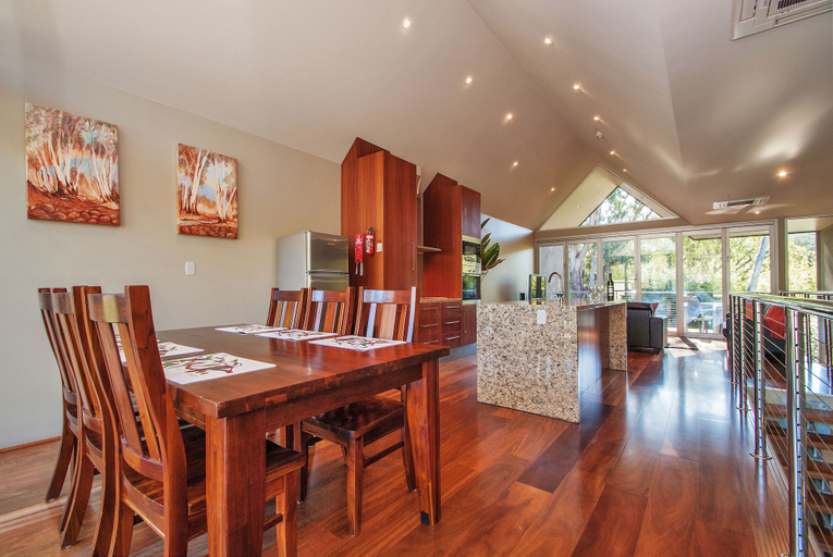 Food & Drinks, Centenary Peaks, Alpine - East