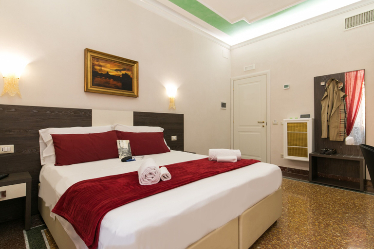 Bedroom 3, Anthony 47, Roma