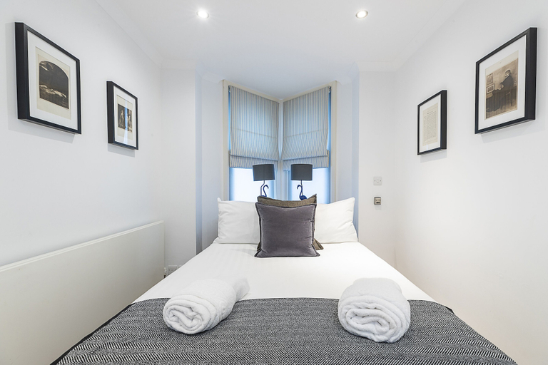 Bedroom 3, JOIVY Lovely 2 Bedroom Flat in Chelsea, London