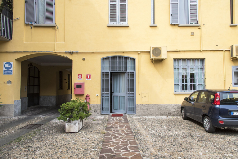 Property entrance, Welcoming Place in Ticinese/Darsena District, Milano