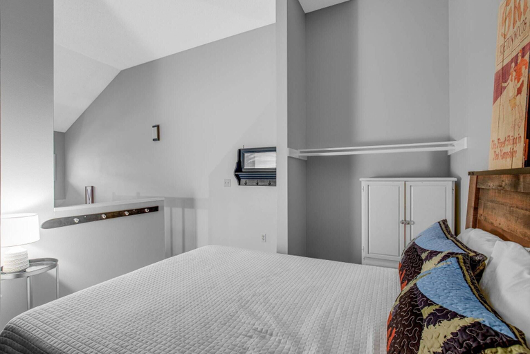 Bedroom 3, Loon Escape, Grafton