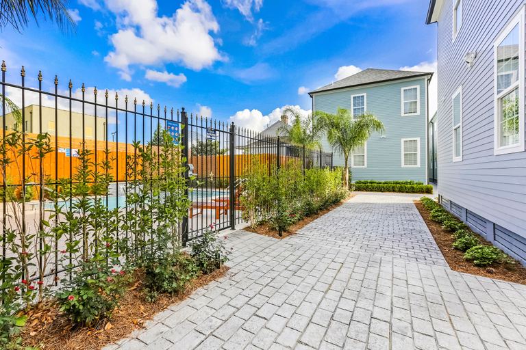 Exterior & Views 2, Chic 4 BR Condo - Large Pool - Perfect Location, Orleans
