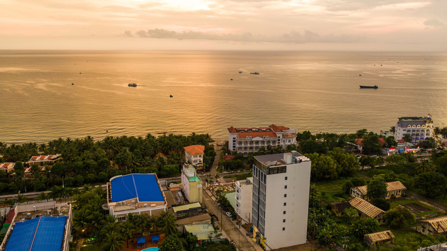 Exterior & Views