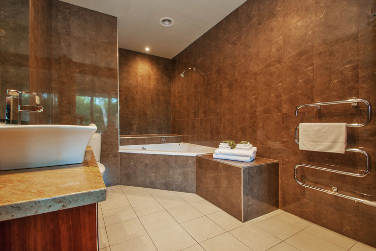 Bathroom 3, Centenary Peaks, Alpine - East