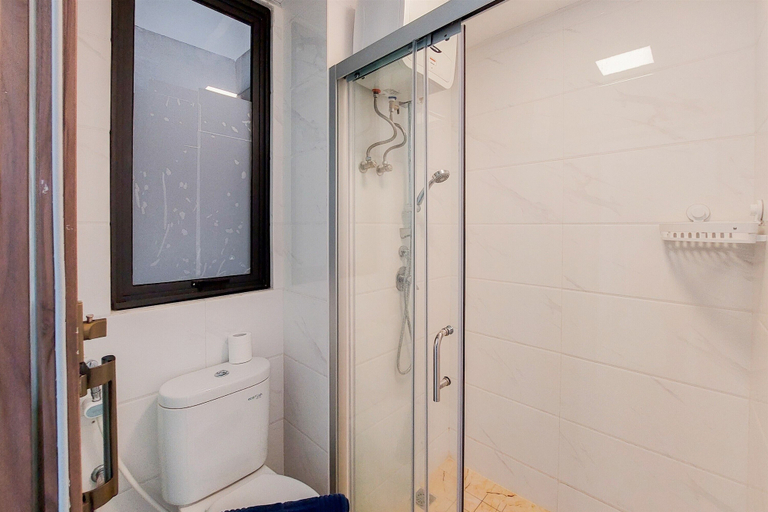 Bathroom 2, Minimalist And High Floor 2Br At Sky House Bsd Apartment, Tangerang Selatan