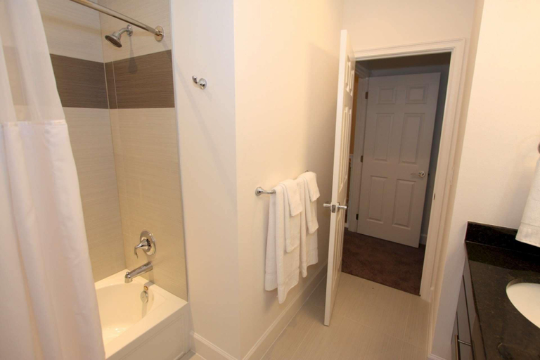 Bathroom 3, 1507 Dream, Lake