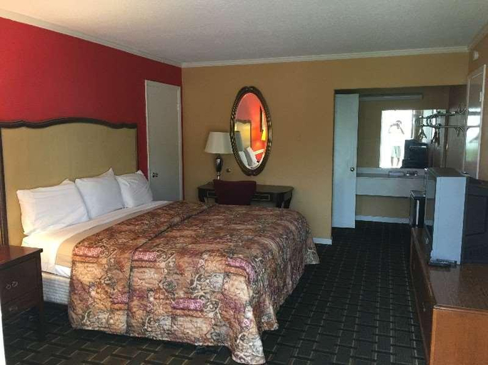 Bedroom 2, Greenwood Inn Demopolis, Marengo