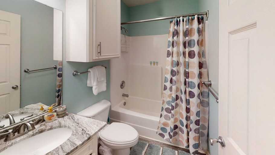 Bathroom 4, Venezia, Nueces