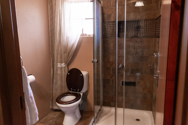 Bathroom 3, Bastille de Blignaut B&B, Ekurhuleni