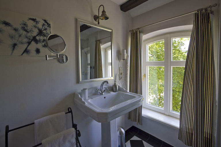 Bathroom 5, Hotel Hochzeitshaus, Aurich