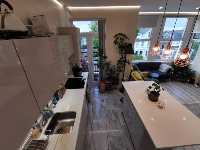 Food & Drinks, Entire 1-bed Apartment in London Haringey ,, London