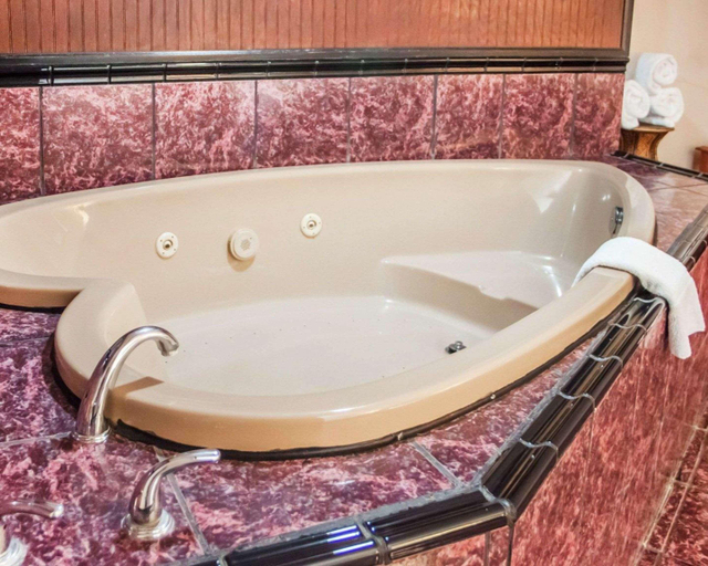 Bathroom, Clarion Inn, Beckham
