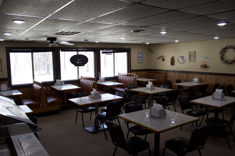 Food & Drinks 5, Hidden Lake Resort, Benton