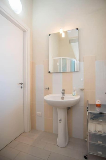 Bathroom 3, VIlla White, Syracuse