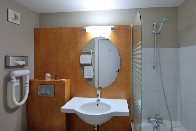 Bathroom 5, Contact Hotel du Parc, Loire-Atlantique