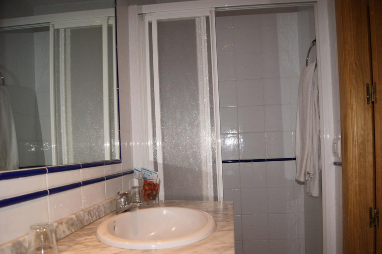 Bathroom 5, Hostal Alcazar I, Córdoba