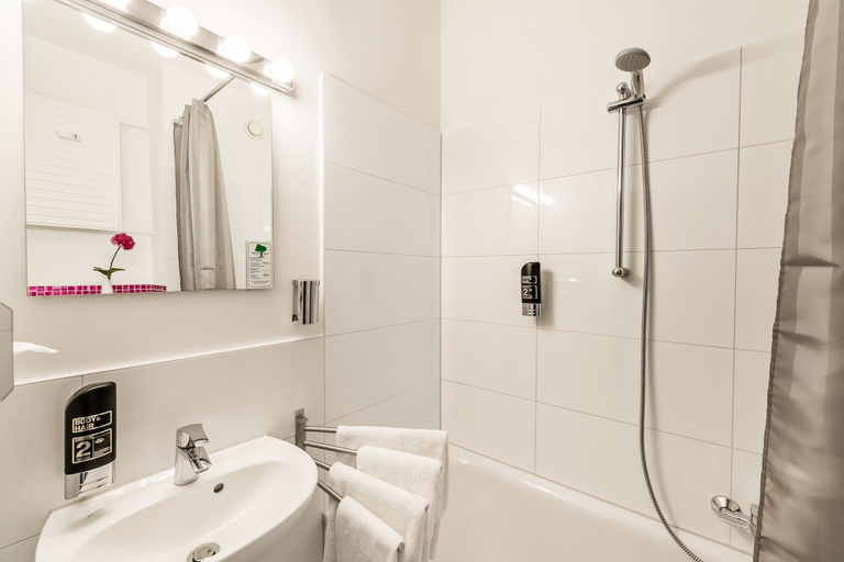 Bathroom, Alecsa Hotel am Olympiastadion, Berlin