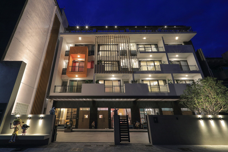 Exterior & Views