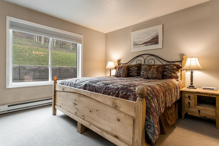 Seasons Four by Snowmass Vacations, Pitkin