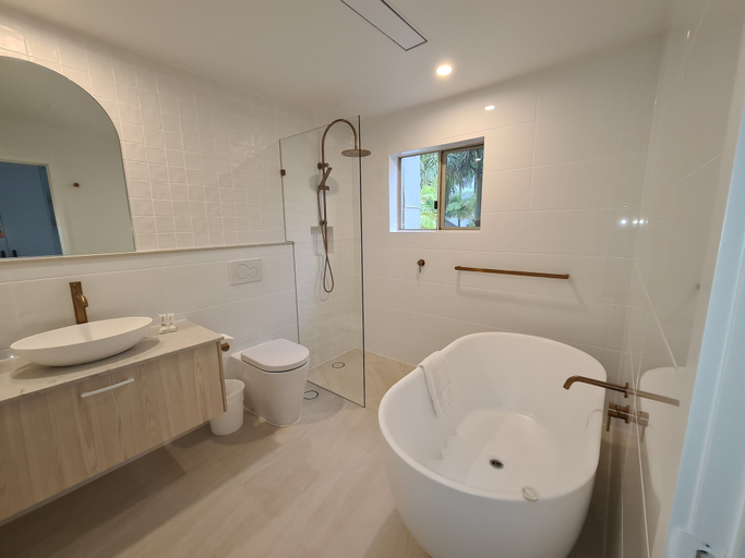 Bathroom 5, The Islander Noosa Resort, Noosa - Noosa-Noosaville