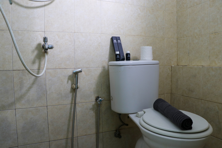 Bathroom 5, Comfy and Tidy 2BR at Green Park View Apartment By Travelio, Jakarta Barat