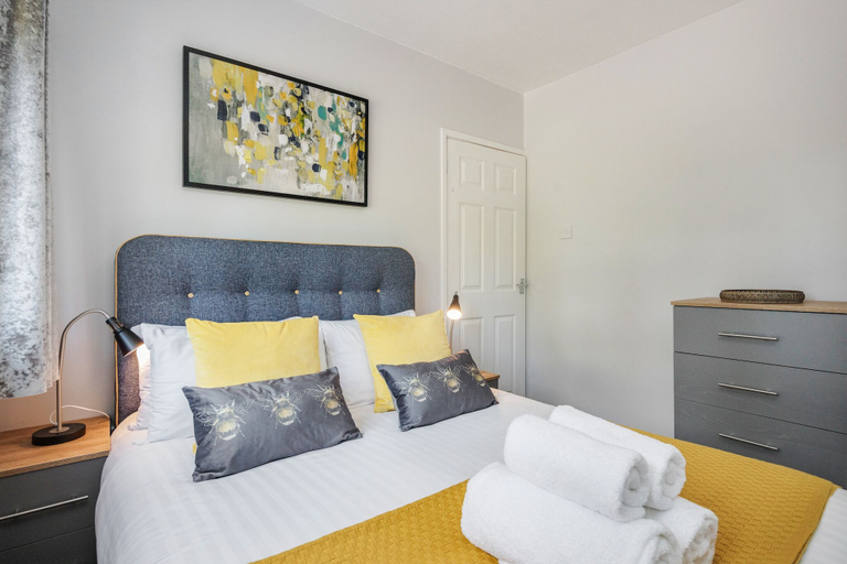 Bedroom 2, Ascot Pet Friendly 4 Bed House Parking, Windsor and Maidenhead