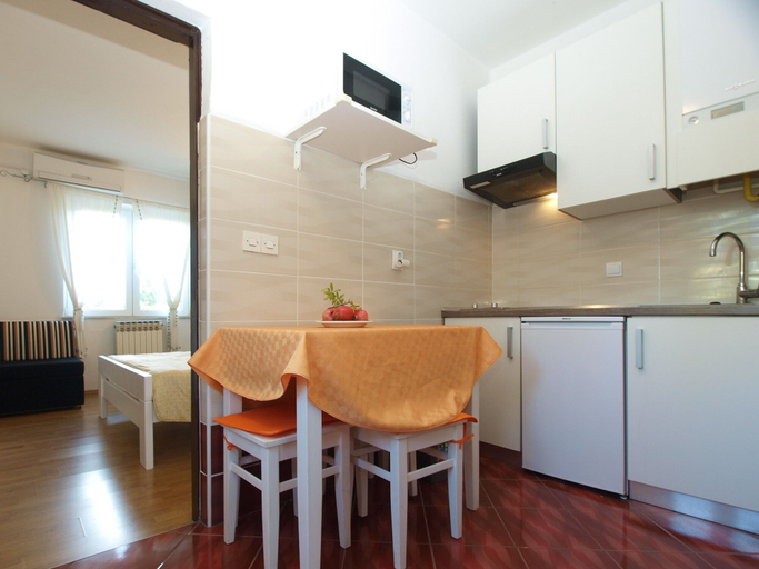 Others 4, Apartment 1969, Ližnjan