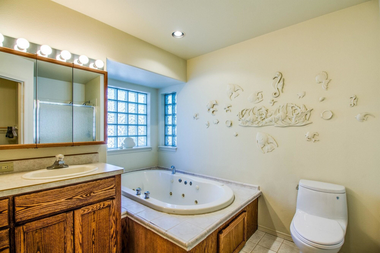 Bathroom 3, Kinglet 28, Deschutes